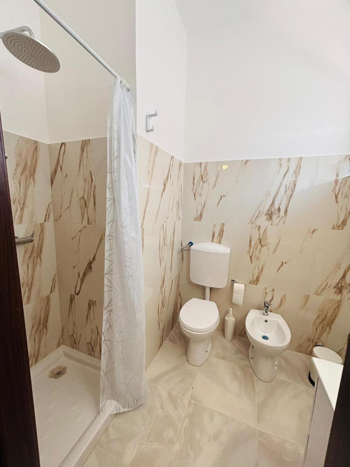 Matthias Central Rooms And Accomodation Bari Exterior photo