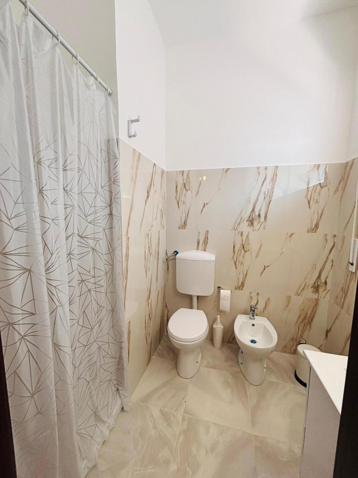 Matthias Central Rooms And Accomodation Bari Exterior photo