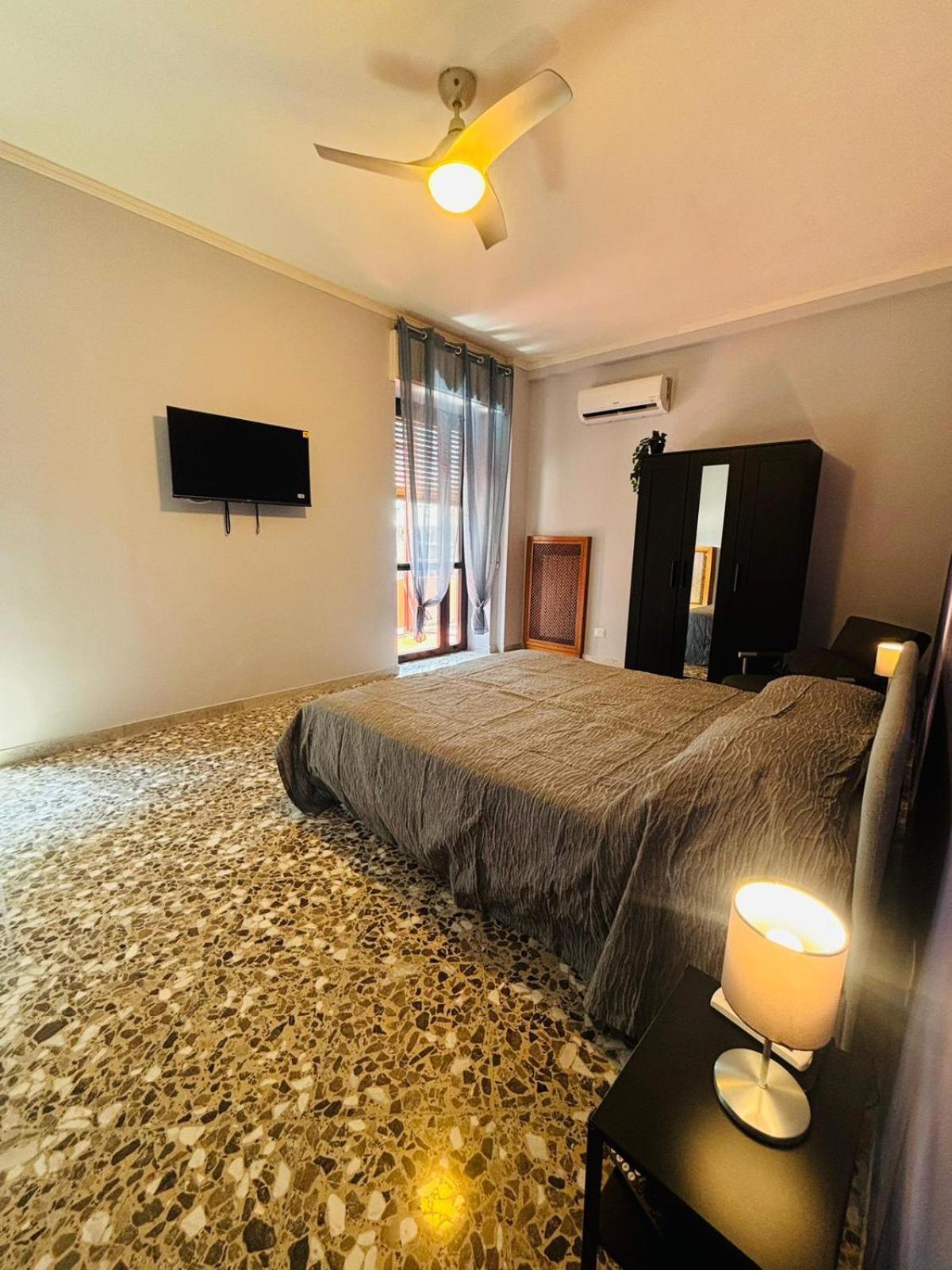 Matthias Central Rooms And Accomodation Bari Exterior photo